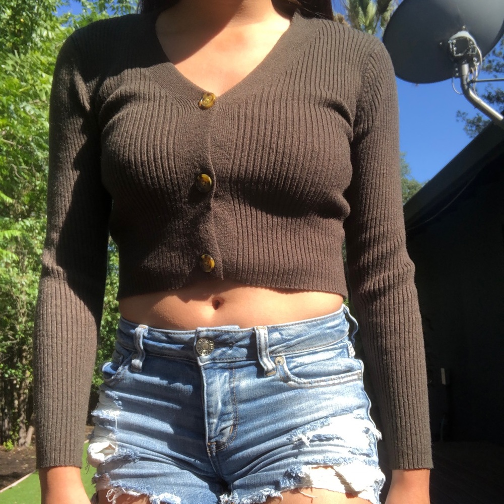 SOLD ⭐️ Cropped army green button sweater ⭐️